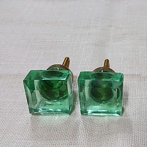 Crystal knob-cube green
